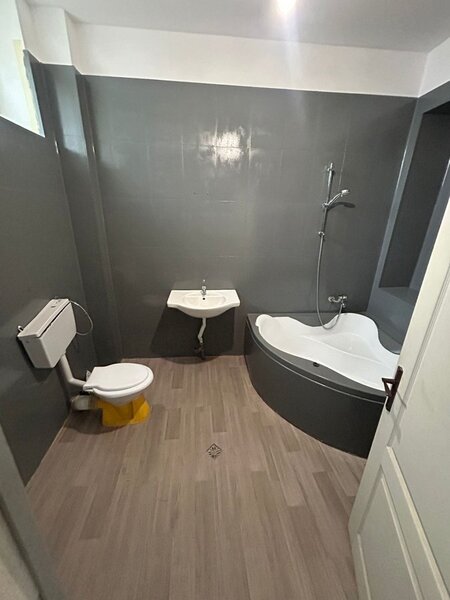 Nerva Traian apartament in vila 3 camere, curte 40mp
