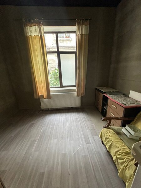 Nerva Traian apartament in vila 3 camere, curte 40mp